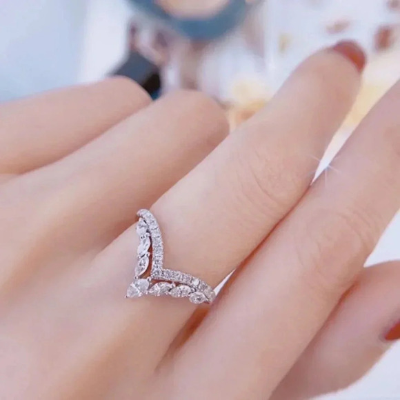 925 Sterling Silver Diamond V-Shaped Crown Ring - Picture 5 of 5